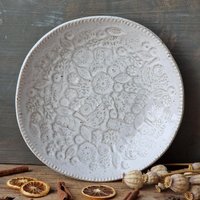 Große Servierschüssel, Weiße Keramikschüssel Mit Volkstümlicher Kunst-Muster, Handgefertigte Steinzeug Keramik von IslaClayCeramics
