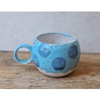 Polka Dot Blaue Kaffeetasse Handgemacht, Tee-Liebhaber-Geschenk, Moderne Keramiktasse, Beste Freundin Geschenk von IslaClayCeramics