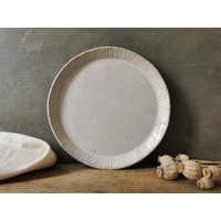 Rustikaler Keramik Essteller 26, 5 cm, Große Weiße Servierplatte, Langlebige Steinzeug von IslaClayCeramics