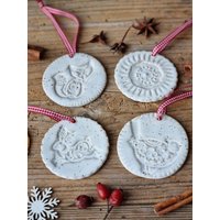 Weiße Weihnachtsdekoration, 4Er-Set, Handgefertigte Keramikornamente, Familiengeschenk von IslaClayCeramics