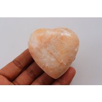 Neu Glänzender Pfirsich-Stilbitstein Mit Schillerndem Kristallherzstein, Pfirsich-Stilbit-Herzstein, Polierter Stilbit-Herz von IslamGemandMinerals