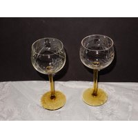 2 Bezaubernde Weingläser Mit Bernsteingelbem Stiel Handgeschliffen - 30Er Jahre Vintage von IsoKos