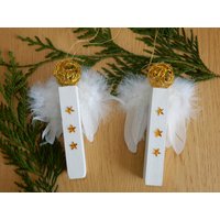 2 Weiße Holz-Engel Mit Feder-Flügeln Zum Aufhängen Oder Hinstellen Ca. 14 cm - Engel Engelchen Weihnachtsbaum Geschenkanhänger 2 Weiße Holz-Engel Mit Feder-Flügeln Zum Aufhängen Oder Hinstellen Ca. 14 cm - Engel Engelchen Weihnachtsbaum Geschenkanhänger von IsoKos