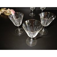 5 Hübsche Feine Weingläser Mit Dezentem Muster Und Dünnem Goldrand -50Er/60Er Jahre -Vintage 5 Hübsche Feine Weingläser Mit Dezentem Muster Und Dünnem Goldrand -50Er/60Er Jahre -Vintage von IsoKos