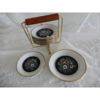 7 Untersetzer/Tellerchen Aus Porzellan Im Ständer - Winterling Röslau Vintage Getränkeuntersetzer Knabbertellerchen 7 Untersetzer/Tellerchen Aus Porzellan Im Ständer - Winterling Röslau Vintage Getränkeuntersetzer Knabbertellerchen von IsoKos