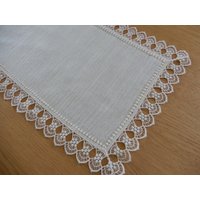 70Er Jahre Tischläufer/Deckchen Aus Stoff Mit Plauener Spitze 64 cm X 33 - Wollweiß Vintage von IsoKos