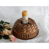 Alte Napfkuchenform Mit Kerze - Kuchenform Kupferfarben Zur Deko Alte Napfkuchenform Mit Kerze - Kuchenform Kupferfarben Zur Deko von IsoKos