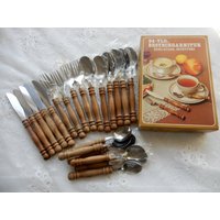 Besteck Mit Holzgriffen 21 Teile - Konvolut -6Löffel, 4 Gabeln, 5 Messer, 6 Kl.löffel Vintage Besteck Mit Holzgriffen 21 Teile - Konvolut -6Löffel, 4 Gabeln, 5 Messer, 6 Kl.löffel Vintage von IsoKos