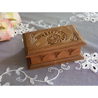 Uraltes Kleines Briefmarkenkästchen Aus Holz - Holzkästchen Holzschatulle -Büro Vintge Uraltes Kleines Briefmarkenkästchen Aus Holz - Holzkästchen Holzschatulle -Büro Vintge von IsoKos