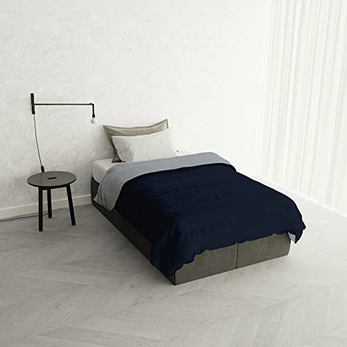 Italian Bed Linen Winter Bettdecke zweifarbig “Oslo”, Saphir/Platin, 150x200cm von Italian Bed Linen