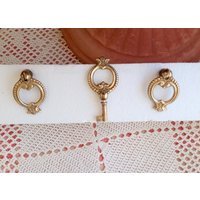 Seltenes Set Schubladengriffe Mit Schlüssel Vintage Italien Messing Schubladenknöpfe Sammlerstück Antike Möbel Restaurierung von ItalyVintageDream