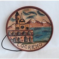 Vintage Hand Bemalt Platte Locarno Souvenir Dekorative Ton Platten Hängen Desie De Wand Dekor Sammler Keramik Von von ItalyVintageDream