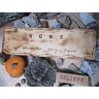 Home Is Where Our Story Begins House Or Door Sign. Haus Wärmendes Geschenk. Neues Familiengeschenk von ItsAllGoodWood