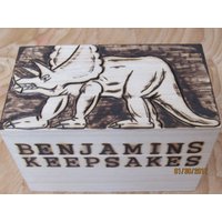 Personalisierte Dinosaurier Andenken Box Detailliertes Gebranntes Triceratops Junge Kind Schatzkiste von ItsAllGoodWood