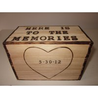 Personalisierte Erinnerungsbox. Herz Mit Datum Pyrographierte Holzgebrannte Holzkiste. Hochzeitsgeschenk. Hier Geht Es Zu Den Erinnerungen von ItsAllGoodWood