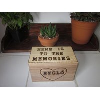 Personalisierte Erinnerungsbox. Herzen. Initialen Und Datum. Holzgebrannte Holzkiste. Hochzeitsgeschenk. Hier Geht Es Zu Den Erinnerungen von ItsAllGoodWood