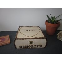 Personalisierte Erinnerungsbox. Herzen. Mit Initialen. Eingebrannter Holzkasten. Hochzeitsgeschenk Zum Jahrestag. Hier Ist Zu Den Erinnerungen von ItsAllGoodWood