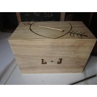 Personalisierte Hochzeitsnotizbox Mit Ausgeschnittenem Kartensteckplatz Im Einklang Pfeil-Pyrographie von ItsAllGoodWood