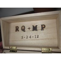 Personalisierte I Love You Box. Herzen. Initialen Und Datum. Eingebrannter Holzkasten. Hochzeitsgeschenk Zum Jahrestag. Benutzerdefinierte Box von ItsAllGoodWood