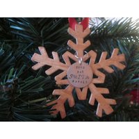 Personalisierter Familienname Weihnachtsanhänger Schneeflocke Baumschmuck Nach Maß Mit Ihrem Nachnamen Und Datum von ItsAllGoodWood