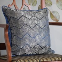 Navy Blau Kissenbezug | Silber Metallic Akzent Satin Chevron Muster Kissen Blaues von ItsDecorTime