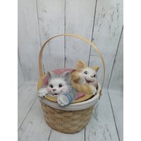 Vintage Weidenkorb Mit Resin Kätzchen Deckel Fun Entzückende Verspielte Katzen Korb von ItsNewLife