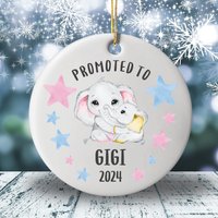 Befördert Zu Gigi 2024 Ornament, Geschenk, Weihnachtsverzierung, Schwangerschaftsankündigung, Bald Geschenke von ItsSoPerfect