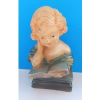 Mid Century Chalkware Mädchen Lesen Buchstütze, Vintage Retro Keramik Leser von Itsamodmodworldshop