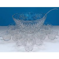 Mid Century Vierzehn Stück Glas Punch Bowl Mit Zwölf Tassen/Kunststoffkelle, Vintage Kristall Set von Itsamodmodworldshop