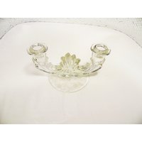 Mid Century Kerzenhalter Kristall Klarglas Mit Geätztem Blumenmuster Auf Sockel Vintage Kerzenleuchter von Ittybitstore