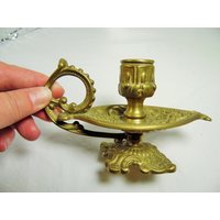 Vintage Aladdin Style Kerzenhalter Messing Mit Griff Genie Lamp Kegelkerzenhalter von Ittybitstore