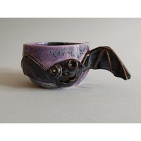 Lustiger Gothic Fledermaus Becher, Handgemachte Niedliche Lila Fledermäuse, Tee Kaffee Liebhaber, Halloween Geschenk Tasse, Einzigartiges Keramik Lustiger Gothic Fledermaus Becher, Handgemachte Niedliche Lila Fledermäuse, Tee Kaffee Liebhaber, Halloween Geschenk Tasse, Einzigartiges Keramik von Ivaspottery