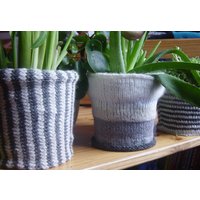 Weißes Und Graues Blumentopf-Glas-Blumenvasen-Set 3-Er Set Stripy Covers Cozies Handgestrickt von Ivolgaknits