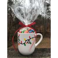 Handbemalte Weihnachtstasse Gefüllt Mit Süßigkeiten von IvyandMagnoliaCo