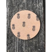 Schwarze Ananas-Kork-Untersetzer von IvyandMagnoliaCo
