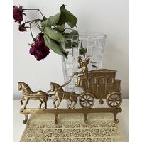 Kleine Goldene Haken Für Schlüssel Oder Kleinigkeiten. Vintage Schlüsselbrett Aus Messing Mit Darstellung Von Pferden Und Pferdekutsche Kleine Goldene Haken Für Schlüssel Oder Kleinigkeiten. Vintage Schlüsselbrett Aus Messing Mit Darstellung Von Pferden Und Pferdekutsche von IwaSchenke