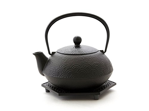 Japanische Teekanne UND Wasserkessel, Kombi-Modell NAMI AOMI von IWACHU, schwarz, 0,65 l, mit Untersetzer und Edelstahl-Sieb. Elektro- und Gasherd geeignet Japanische Teekanne UND Wasserkessel, Kombi-Modell NAMI AOMI von IWACHU, schwarz, 0,65 l, mit Untersetzer und Edelstahl-Sieb. Elektro- und Gasherd geeignet von Iwachu