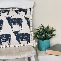 Highland Kuh Pom Poms Kissen von IzziRainey