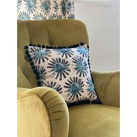 Schwarze Pustezahn Mit Schwarzem Pom Poms Kissen von IzziRainey