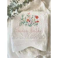 Wildblumen Kinderzimmer Baby Quilt Decke Heirloom Gestickte Blumen Personalisierte Baby-Dusche-Geschenk Schwangere Mutter Geschenk von IzzyandJackShop