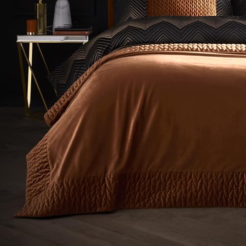 Laurence Llewelyn-Bowen Siena Velvet Tagesdecke Spice 100% Recyceltes Polyester 150x220 cm Steppbordüre Einfarbig Stil von J Rosenthal & Son