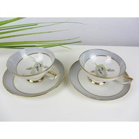 2 Mid Century Kaffeetassen Mit Untertasse Von Sammelgedeck, Winterling Röslau Sammeltasse, Blau - Grau Goldrand, Festliche Teetassen 2 Mid Century Kaffeetassen Mit Untertasse Von Sammelgedeck, Winterling Röslau Sammeltasse, Blau - Grau Goldrand, Festliche Teetassen von JAHRZEHNTE