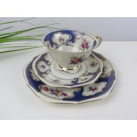 Chippendale Sammelgedeck Sammeltasse Blau Mit Blumendekor, 30Er Jahre Porzellan Von Oscar Schaller Für Kaffeetafel, Kaffeegedeck Teegedeck Chippendale Sammelgedeck Sammeltasse Blau Mit Blumendekor, 30Er Jahre Porzellan Von Oscar Schaller Für Kaffeetafel, Kaffeegedeck Teegedeck von JAHRZEHNTE
