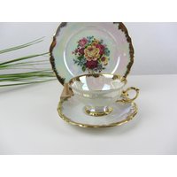 Festliche Perlmutt Sammeltasse, Sammelgedeck Mit Rosendekor, Glänzendes Kaffeegedeck Teegedeck Golddekor, Geschenk An Vintage Sammler Festliche Perlmutt Sammeltasse, Sammelgedeck Mit Rosendekor, Glänzendes Kaffeegedeck Teegedeck Golddekor, Geschenk An Vintage Sammler von JAHRZEHNTE