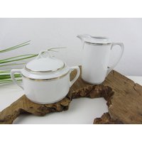 Vintage Milchkännchen Und Zuckerdose Weiß Gold, Großes Sahnekännchen + Zuckertopf Im Art Deco Design, Altes Porzellan Für Die Kaffeetafel Vintage Milchkännchen Und Zuckerdose Weiß Gold, Großes Sahnekännchen + Zuckertopf Im Art Deco Design, Altes Porzellan Für Die Kaffeetafel von JAHRZEHNTE