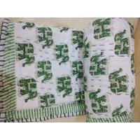 Handgefertigter Kantha Baby Quilt Block-Print Baumwollüberwurf | 40x40/40x60 von JAIPURFABANDCRAFT