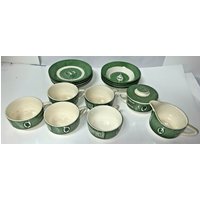 Vintage Grünes Kolonialgehöft Von Royal 16-Teiliges Set Schüsseln Tassen Milchkännchen Zucker von JAKRLLC