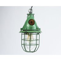 Vintage Udssr Grüne Käfig Pendelleuchte Explosionssichere Aluminiumlampe Vintage Udssr Grüne Käfig Pendelleuchte Explosionssichere Aluminiumlampe von JANGRAHdesign