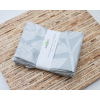 Große Stoffservietten - 4Er Set | N2458 Graue Blätter Moderne Wiederverwendbare von JAQSstudio