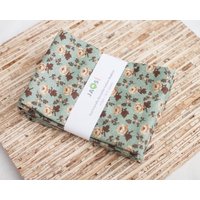 Große Stoffservietten - 4Er Set | N5446 Aqua Kleine Weiße Rosen Moderne Wiederverwendbare Große Stoffservietten - 4Er Set | N5446 Aqua Kleine Weiße Rosen Moderne Wiederverwendbare von JAQSstudio